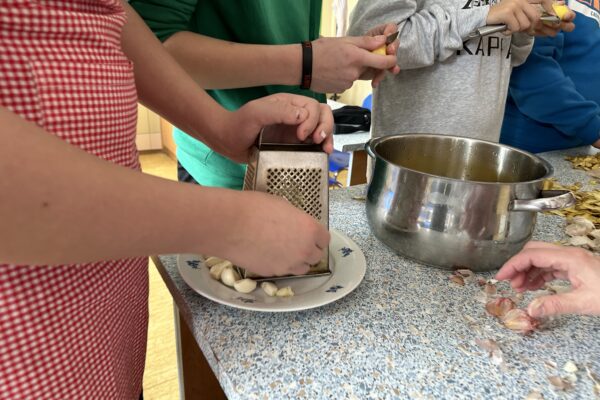 9.A žáci vaří v PV řízky